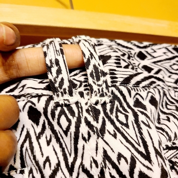 American Eagle | Women’s Aztec Print Short Shorts (Size 0) - Picture 8 of 11